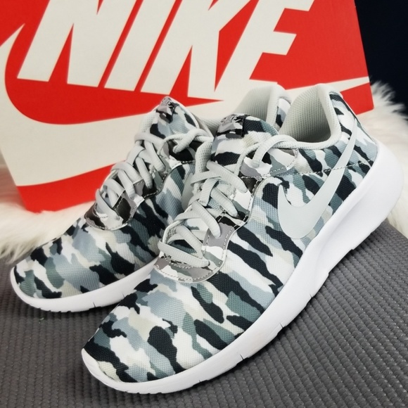 Nike Shoes - Nike Tanjun Print GS